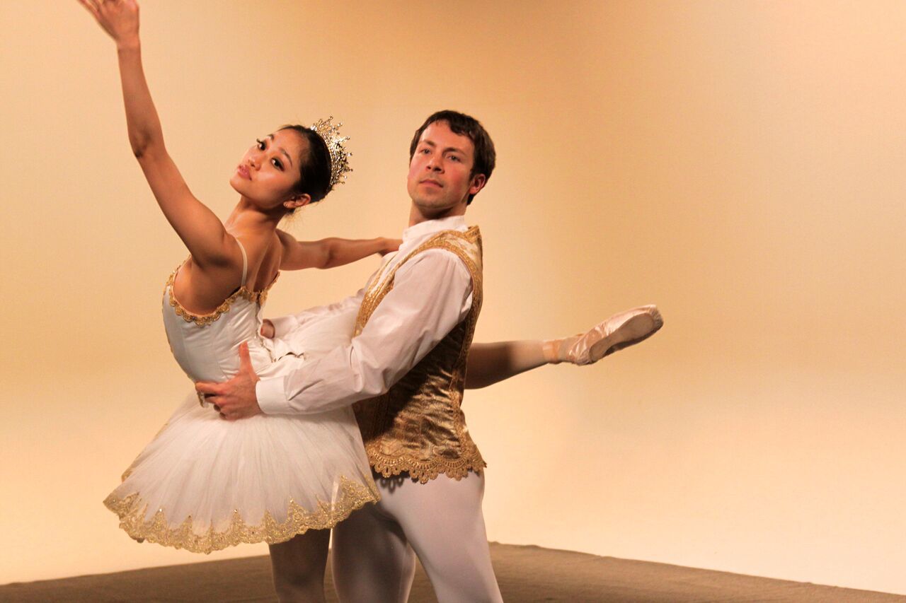 Yoshiko Kamikusa and Chris Lingner rehearsing Raymonda Act III